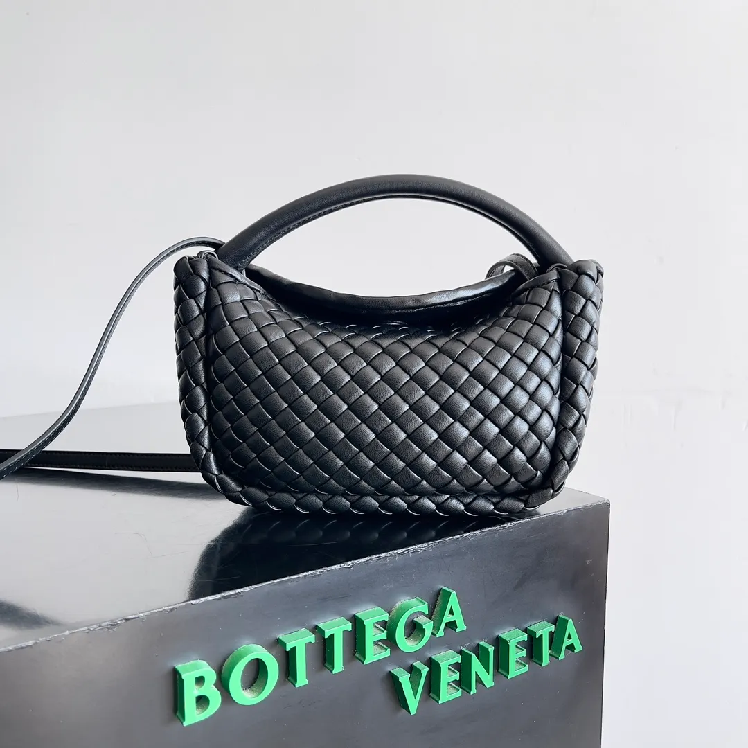 Batch 1760 BOTTEGA VENETA's new mini COBBLE bag. This season's mini Cobble series brings a new style of handbag. The body of the bag resembles the shape of a "Yuanbao", giving you good luck throughout autumn and winter! This Yuanbao bag is made of three pieces of quilted cotton and has an unlined body, showing its quiet power. The bag is carefully designed to create a three-dimensional look. The joints and edges are decorated with lambskin strips to create a sense of simplicity. The handbag is not lined, so you can directly appreciate the consistent lambskin on the outside and inside. It is beautiful both inside and outside. The top handle of this handbag is made of leather-wrapped rope and is quite sturdy. The detachable shoulder strap is secured by a leather buckle inside the bag. Can be carried by hand, carried on the shoulder or cross-body, very easy to match! Style number: 805739 Size: 23*11*8cm